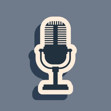 Gri arkaplanda siyah mikrofon simgesi izole edildi. Radyodaki mikrofondan. Sözcü işareti. Uzun gölge tarzı. Vektör İllüstrasyonu