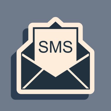 Gri arkaplanda siyah zarf simgesi izole edildi. Mesaj konsepti alındı. Yeni, e-posta gelen mesaj, SMS. Posta servisi. Uzun gölge tarzı. Vektör İllüstrasyonu