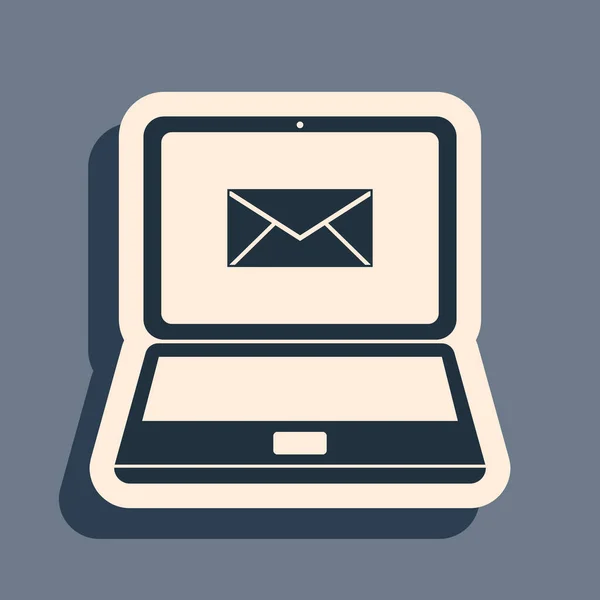 Laptop negro con sobre y correo electrónico abierto en el icono de la pantalla aislado sobre fondo gris. Email marketing, conceptos de publicidad en Internet. Estilo de sombra larga. Ilustración vectorial — Archivo Imágenes Vectoriales