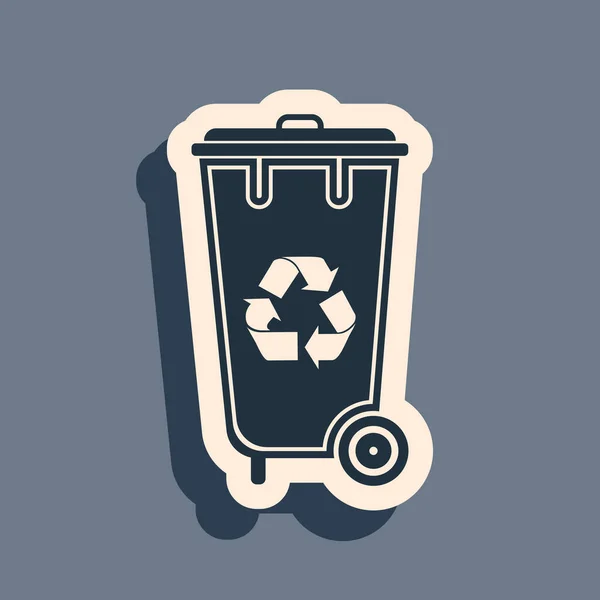 灰色の背景に隔離されたリサイクルシンボルアイコンと黒のごみ箱。ゴミはアイコンになる。ゴミのゴミ箱の看板。リサイクルバスケットのアイコン。長い影のスタイル。ベクターイラスト — ストックベクタ