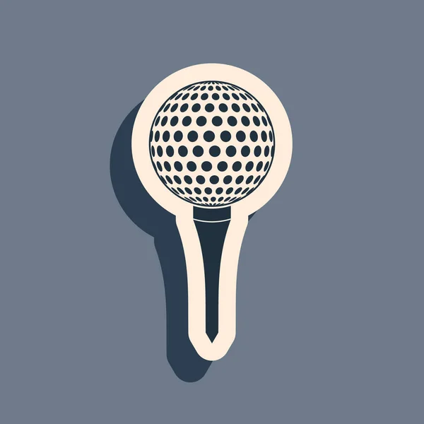 Bola de golfe preto no ícone tee isolado no fundo cinza. Estilo de sombra longo. Ilustração vetorial — Vetor de Stock