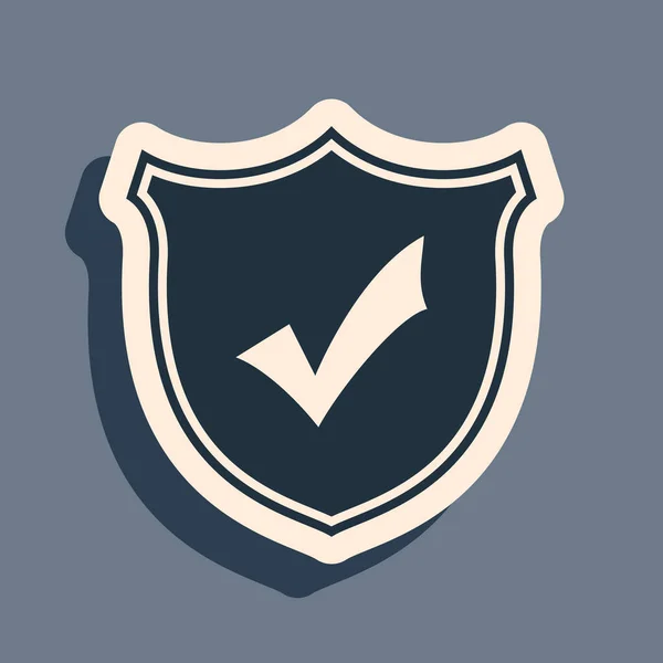 Escudo negro con icono de marca de verificación aislado sobre fondo gris. Estilo de sombra larga. Ilustración vectorial — Vector de stock