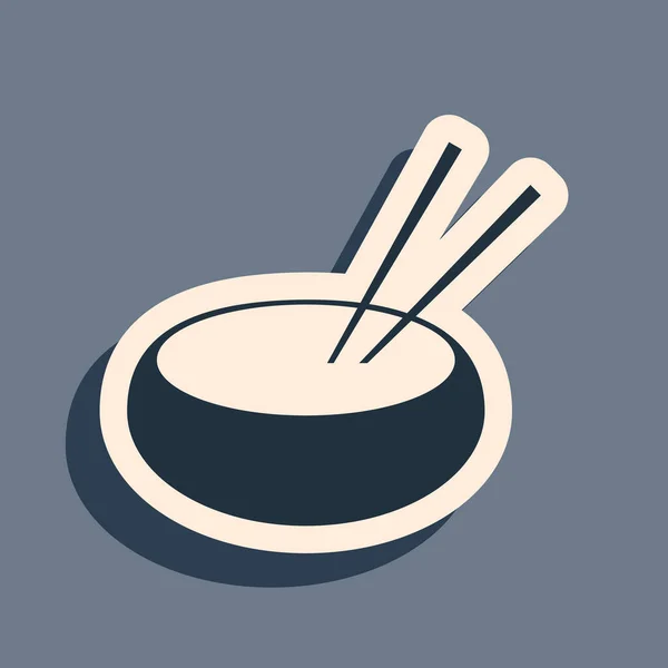 Black Bowl dengan makanan Asia dan sepasang ikon sumpit siluet terisolasi di latar belakang abu-abu. Konsep persiapan, diet timur. Gaya bayangan panjang. Ilustrasi Vektor - Stok Vektor
