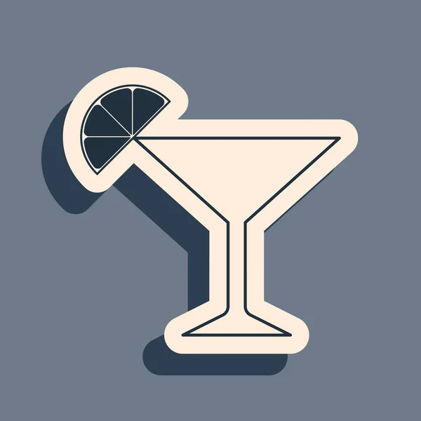 Ícone de vidro Martini preto isolado em fundo cinza. Cocktail com símbolo de limão. Estilo de sombra longo. Ilustração vetorial — Vetor de Stock