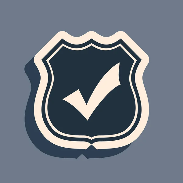 Escudo negro con icono de marca de verificación aislado sobre fondo gris. Protección, seguridad, protección, concepto de defensa. Marca el icono aprobado. Estilo de sombra larga. Ilustración vectorial — Vector de stock