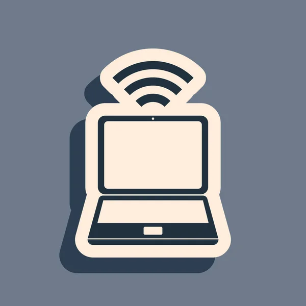 Laptop preto e wi-fi gratuito ícone de conexão sem fio isolado no fundo cinza. Tecnologia sem fio, conexão wi-fi, rede sem fio. Estilo de sombra longo. Ilustração vetorial — Vetor de Stock