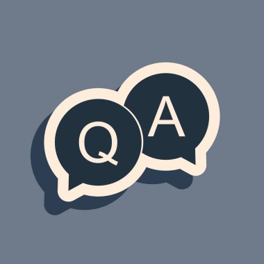 Konuşma baloncuğu simgesindeki Siyah Soru ve Yanıt işareti gri arkaplanda izole edildi. Q ve A sembolü. SSS işareti. Dosyaları kopyala, sohbet balonu ve grafik web simgeleri. Uzun gölge tarzı. Vektör İllüstrasyonu