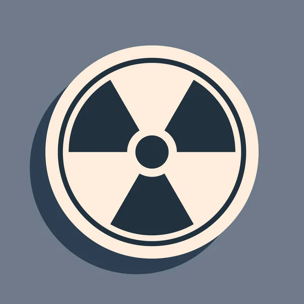 Černá radioaktivní ikona izolovaná na šedém pozadí. Radioaktivní toxický symbol. Značka radiačního nebezpečí. Dlouhý stínový styl. Vektorová ilustrace — Stockový vektor