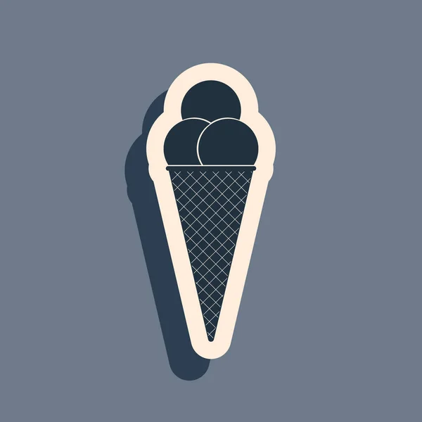 Černá zmrzlina ve vaflovacím kuželu ikona izolované na šedém pozadí. Dlouhý stínový styl. Vektorová ilustrace — Stockový vektor