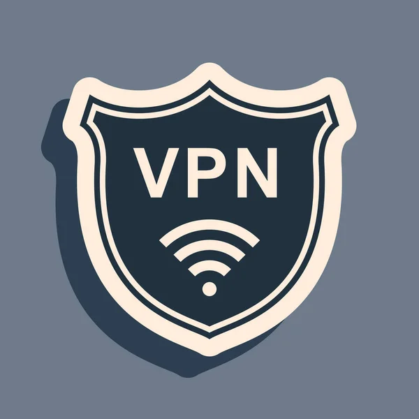 Escudo negro con VPN y WiFi icono de símbolo de red inalámbrica de Internet sobre fondo gris. VPN protege el concepto de seguridad. Red privada virtual para la seguridad. Estilo de sombra larga. Ilustración vectorial — Vector de stock