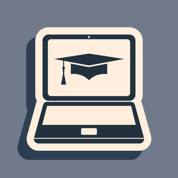 Černá maturitní čepice a ikona notebooku. Online učení nebo e-learning koncept ikona izolované na šedém pozadí. Dlouhý stínový styl. Vektorová ilustrace — Stockový vektor