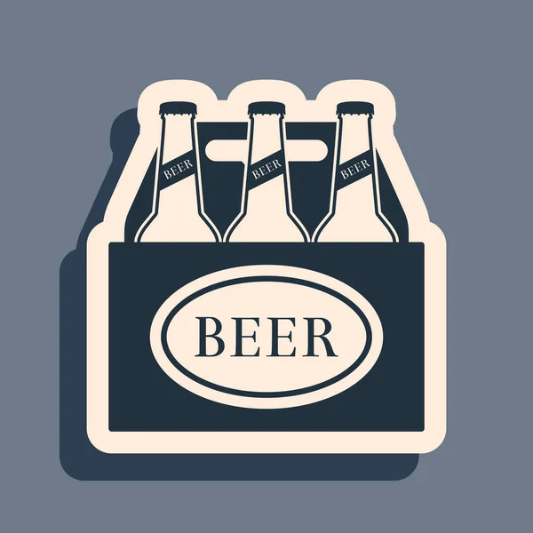 Black Pack van bierflesjes pictogram geïsoleerd op grijze achtergrond. Zaak krat bier doos teken. Lange schaduw stijl. Vector Illustratie — Stockvector