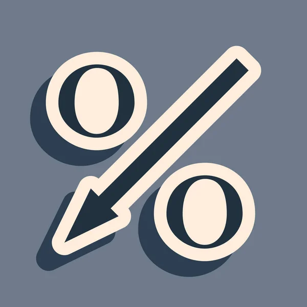 Ícone de seta preto por cento para baixo isolado no fundo cinza. Diminuição do sinal percentual. Estilo de sombra longo. Ilustração vetorial —  Vetores de Stock