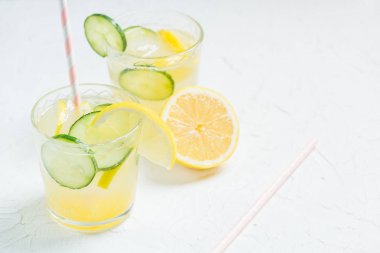 Sassy Detoks suyla limon, salatalık ve zencefil. Sağlıklı kahvaltı.
