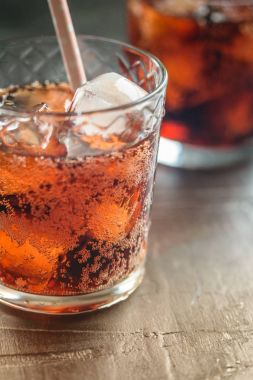 ROM ve cola buz ile. Soğuk kokteyller yaz partileri için. Alkol.