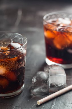 ROM ve cola buz ile. Soğuk kokteyller yaz partileri için. Alkol.