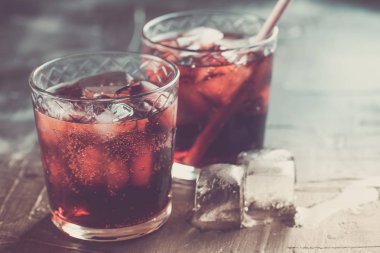 ROM ve cola buz ile. Soğuk kokteyller yaz partileri için. Alkol.