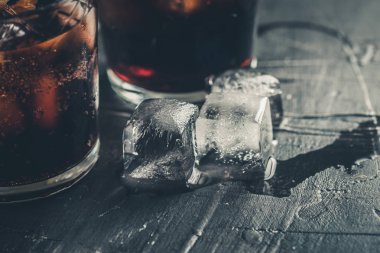 ROM ve cola buz ile. Soğuk kokteyller yaz partileri için. Alkol.