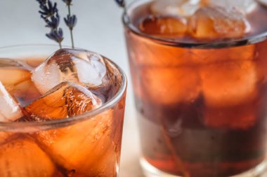 ROM ve cola buz ile. Soğuk kokteyller yaz partileri için. Alkol.