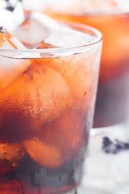 ROM ve cola buz ile. Soğuk kokteyller yaz partileri için. Alkol.