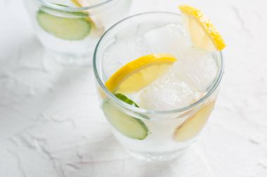 Sassy Detoks suyla limon, salatalık ve zencefil. Sağlıklı kahvaltı.