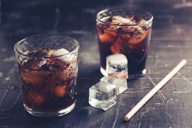 ROM ve cola buz ile. Soğuk kokteyller yaz partileri için. Alkol.