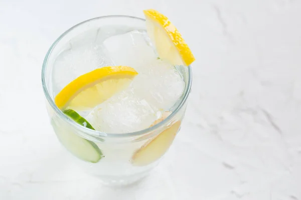 Sassy detox water with lemons, cucumbers and ginger. Healthy breakfast. — Stock Photo, Image