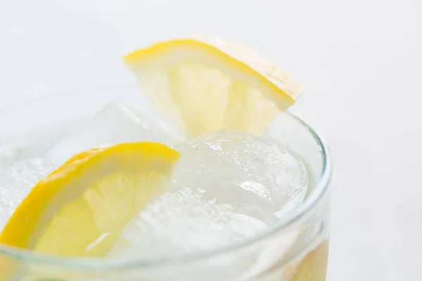 Agua de desintoxicación descarada con limones, pepinos y jengibre. Desayuno saludable . —  Fotos de Stock