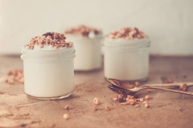 Yoğurt granola, yulaf yapılan ile kabarık kuru üzüm, pirinç, çikolata ve muz kurutulmuş. Aile için sağlıklı kahvaltı.