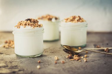 Yoğurt granola, yulaf yapılan ile kabarık kuru üzüm, pirinç, çikolata ve muz kurutulmuş. Aile için sağlıklı kahvaltı.