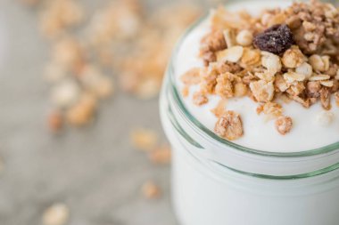 Yoğurt granola, yulaf yapılan ile kabarık kuru üzüm, pirinç, çikolata ve muz kurutulmuş. Aile için sağlıklı kahvaltı.