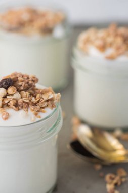 Yoğurt granola, yulaf yapılan ile kabarık kuru üzüm, pirinç, çikolata ve muz kurutulmuş. Aile için sağlıklı kahvaltı.