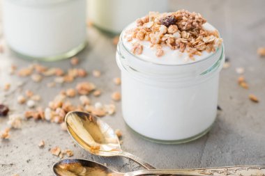 Yoğurt granola, yulaf yapılan ile kabarık kuru üzüm, pirinç, çikolata ve muz kurutulmuş. Aile için sağlıklı kahvaltı.