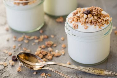 Yoğurt granola, yulaf yapılan ile kabarık kuru üzüm, pirinç, çikolata ve muz kurutulmuş. Aile için sağlıklı kahvaltı.