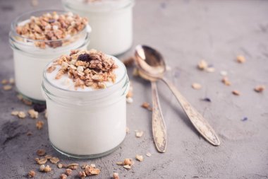 Yoğurt granola, yulaf yapılan ile kabarık kuru üzüm, pirinç, çikolata ve muz kurutulmuş. Aile için sağlıklı kahvaltı.