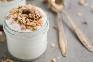 Yoğurt granola, yulaf yapılan ile kabarık kuru üzüm, pirinç, çikolata ve muz kurutulmuş. Aile için sağlıklı kahvaltı.