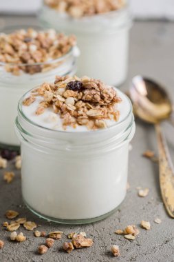 Yoğurt granola, yulaf yapılan ile kabarık kuru üzüm, pirinç, çikolata ve muz kurutulmuş. Aile için sağlıklı kahvaltı.