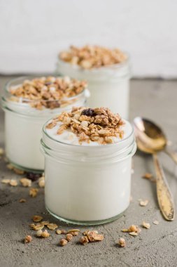 Yoğurt granola, yulaf yapılan ile kabarık kuru üzüm, pirinç, çikolata ve muz kurutulmuş. Aile için sağlıklı kahvaltı.