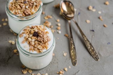 Yoğurt granola, yulaf yapılan ile kabarık kuru üzüm, pirinç, çikolata ve muz kurutulmuş. Aile için sağlıklı kahvaltı.