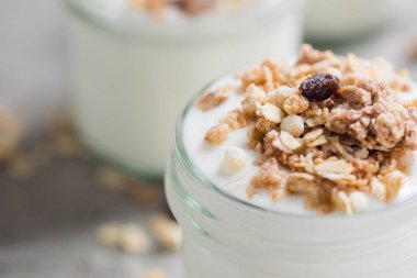 Yoğurt granola, yulaf yapılan ile kabarık kuru üzüm, pirinç, çikolata ve muz kurutulmuş. Aile için sağlıklı kahvaltı.