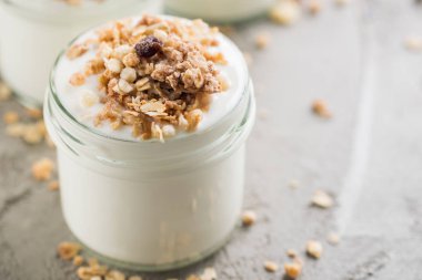 Yoğurt granola, yulaf yapılan ile kabarık kuru üzüm, pirinç, çikolata ve muz kurutulmuş. Aile için sağlıklı kahvaltı.