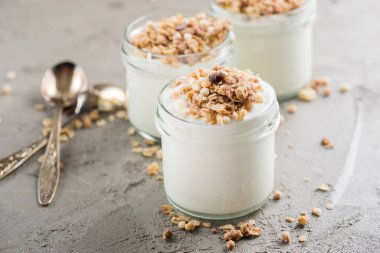 Yoğurt granola, yulaf yapılan ile kabarık kuru üzüm, pirinç, çikolata ve muz kurutulmuş. Aile için sağlıklı kahvaltı.