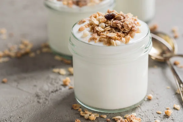 Yoghurt dengan granola yang terbuat dari gandum, kismis, nasi, cokelat dan pisang kering. Sarapan sehat untuk keluarga . — Stok Foto