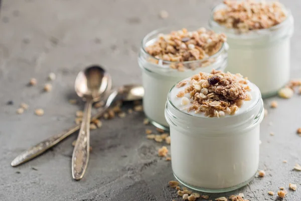 Yoghurt dengan granola yang terbuat dari gandum, kismis, nasi, cokelat dan pisang kering. Sarapan sehat untuk keluarga . — Stok Foto