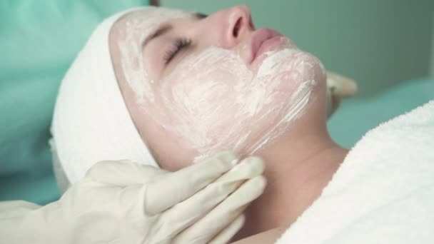 Nettoyage du visage avec un gommage — Video