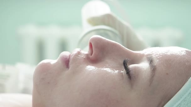 Le cosmétologue effectue la cryothérapie du visage — Video