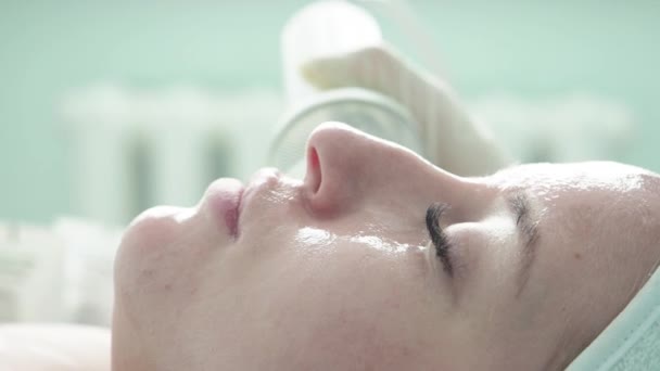 Il cosmetologo conduce la crioterapia della faccia — Video Stock