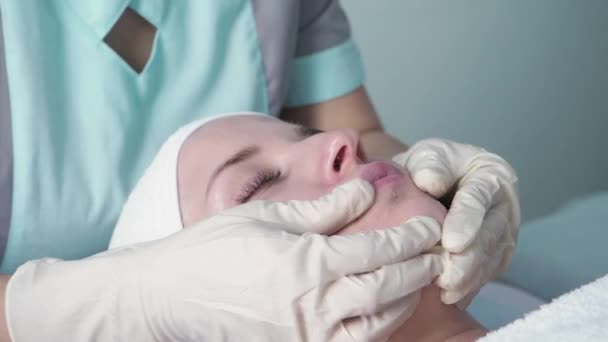 Kosmetolog gör ansiktsmassage — Stockvideo