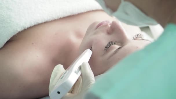 Facial cleansing with ultrasound device — Stock Video
