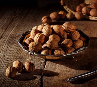 bir gümüş tabak içinde fındık